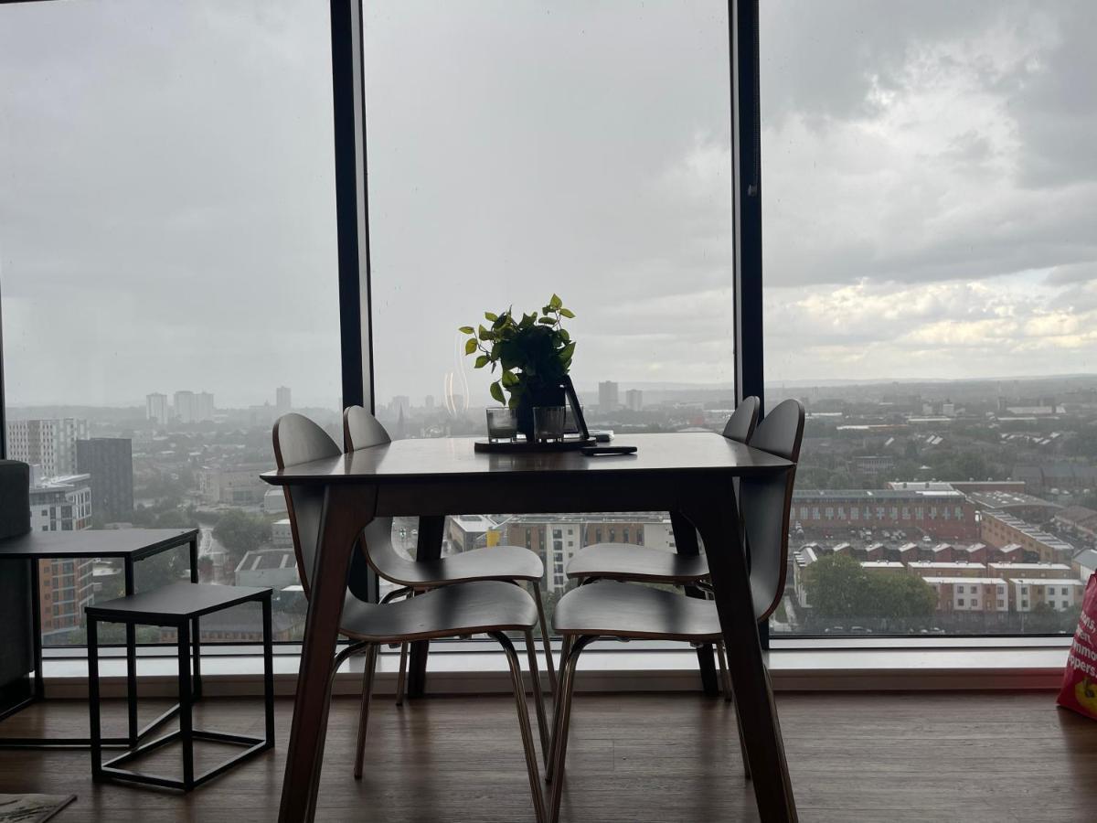 Luxury 2 Bedroom En-suite Balcony Views Manchester